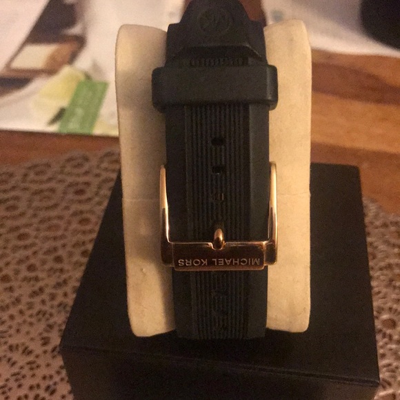 New in box Michael Kors Watch - Picture 3 of 4
